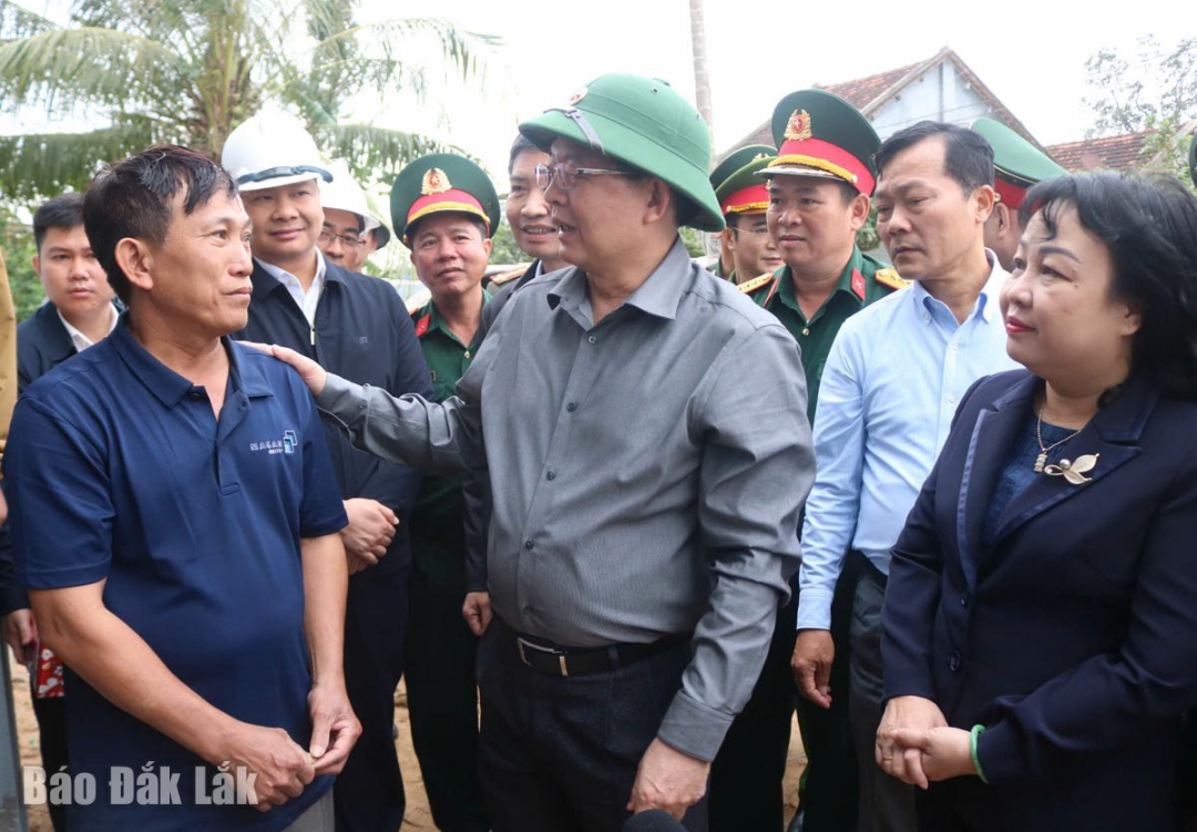 Phó Thủ tướng Chính phủ Hồ Quốc Dũng thăm các gia đình bị ảnh hưởng mưa lũ tại xã Hòa Thịnh