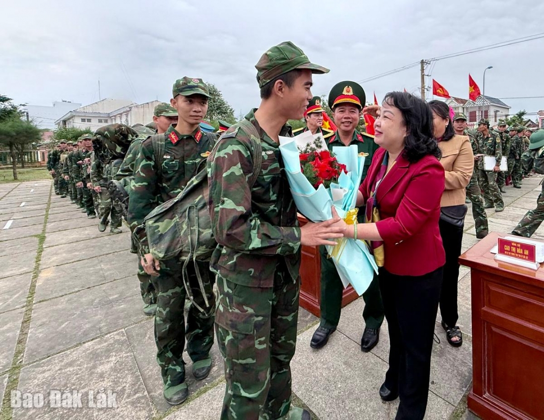 Tỉnh Đắk Lắk tiễn lực lượng quân đội hoàn thành nhiệm vụ giúp nhân dân trong Chiến dịch Quang Trung