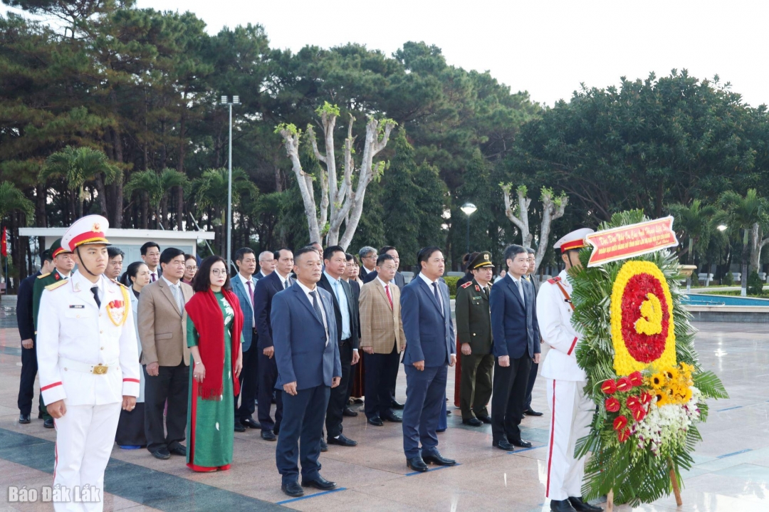 Đoàn đại biểu Đảng bộ tỉnh Đắk Lắk dâng hương viếng Nghĩa trang liệt sĩ tỉnh