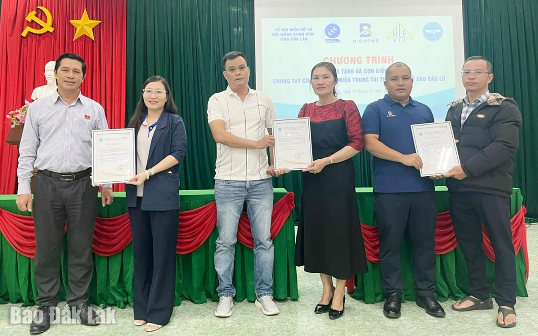 Chung tay giúp người dân vùng lũ tái sản xuất