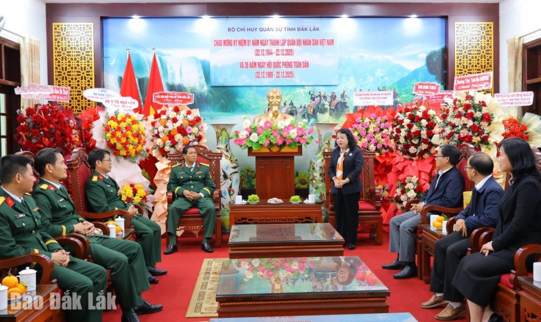 Phó Bí thư Thường trực Tỉnh ủy, Chủ tịch HĐND tỉnh Cao Thị Hòa An thăm, chúc mừng cán bộ, chiến sĩ Bộ Chỉ huy Quân sự tỉnh