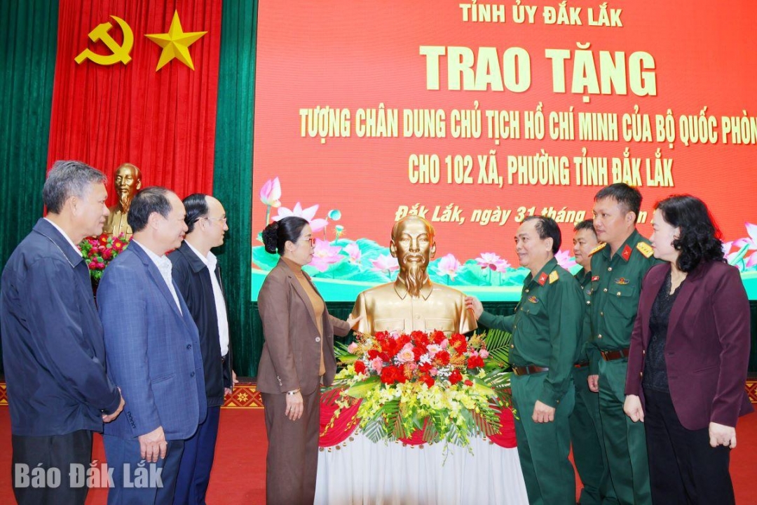 Trao tặng tượng chân dung Chủ tịch Hồ Chí Minh cho 102 xã, phường