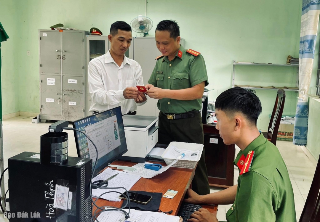 Ban Bí thư yêu cầu tất cả đảng viên đổi thẻ đảng trước 2/9